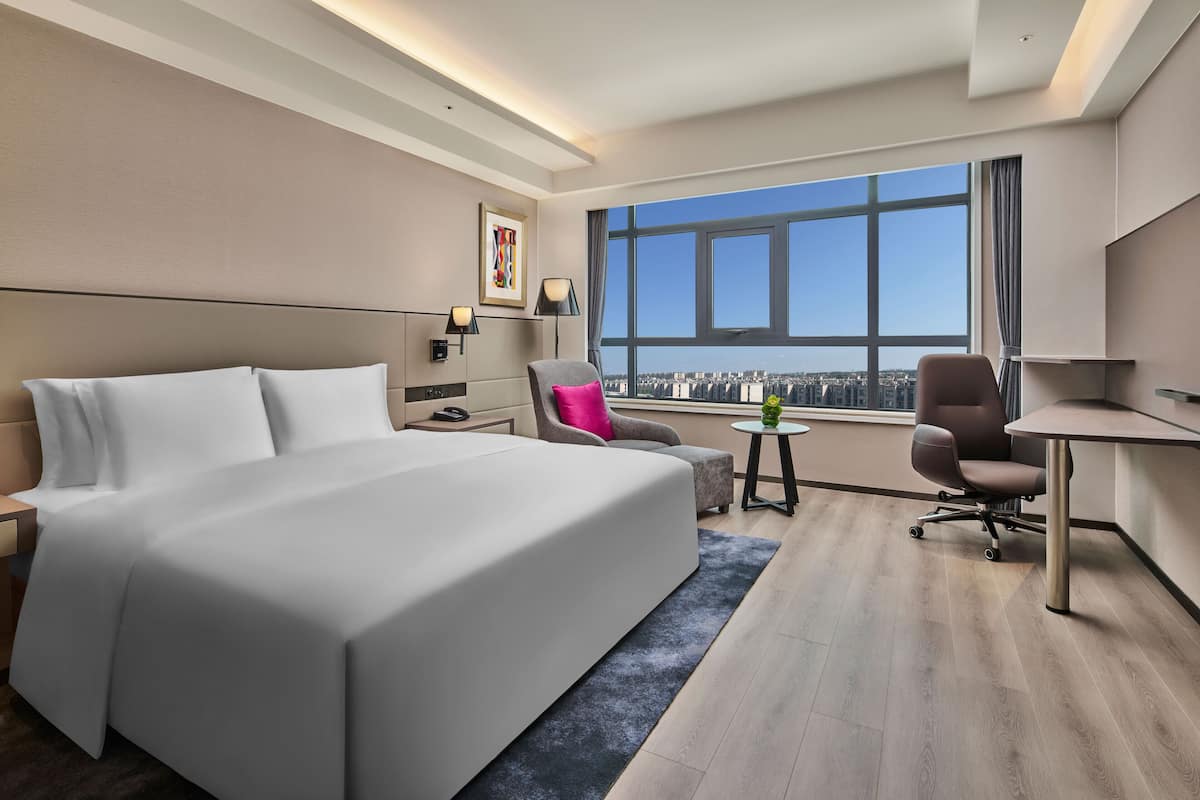 ห้องพรีเมียม, เตียงคิงไซส์ 1 เตียง (High Floor, Lounge Access) | เครื่องนอนระดับพรีเมียม, มินิบาร์, ตู้นิรภัยในห้องพัก, โต๊ะทำงาน