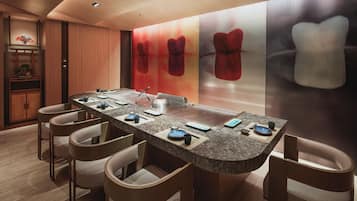 3 restaurants, breakfast served