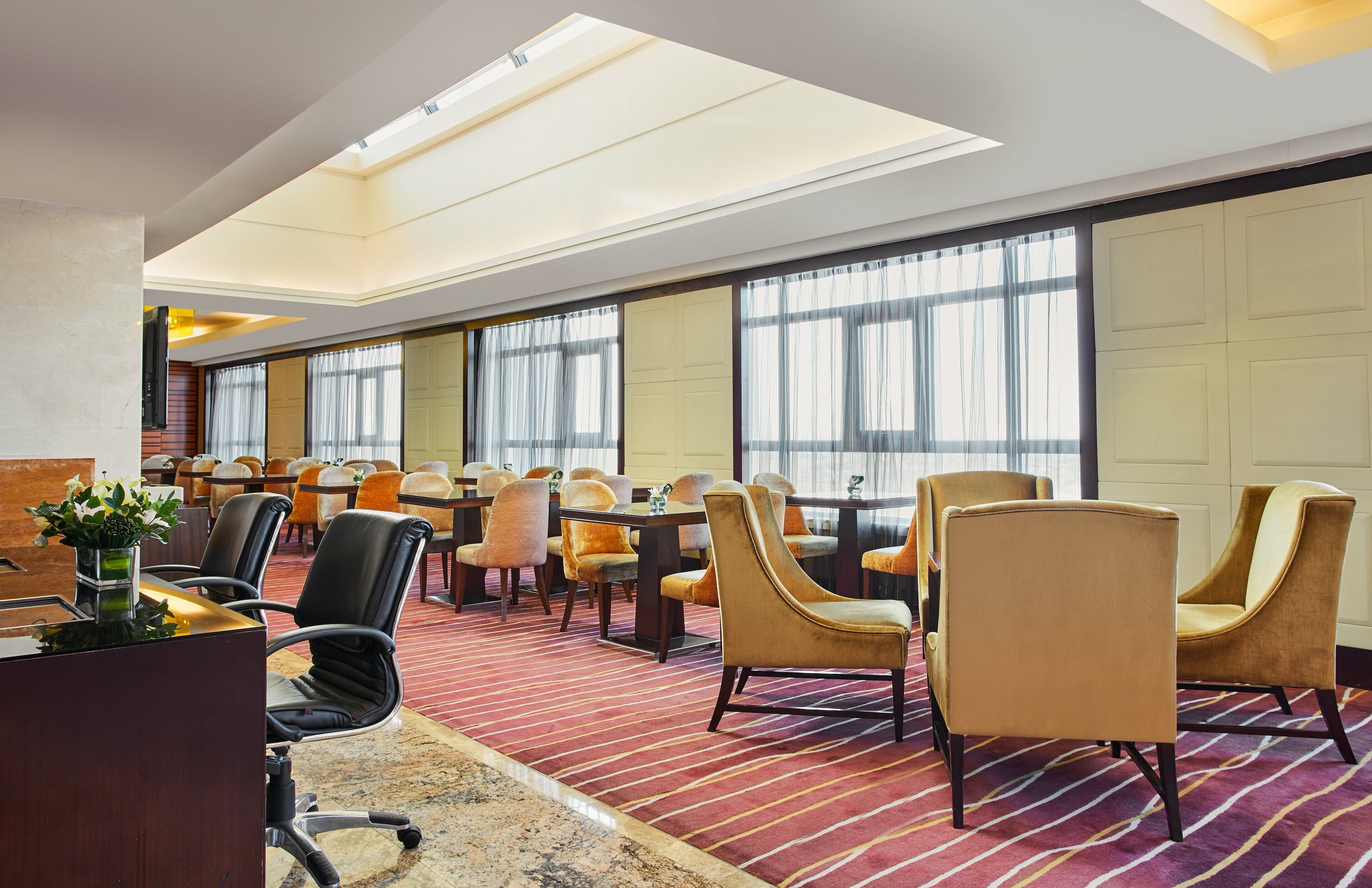 3 restaurants, breakfast served