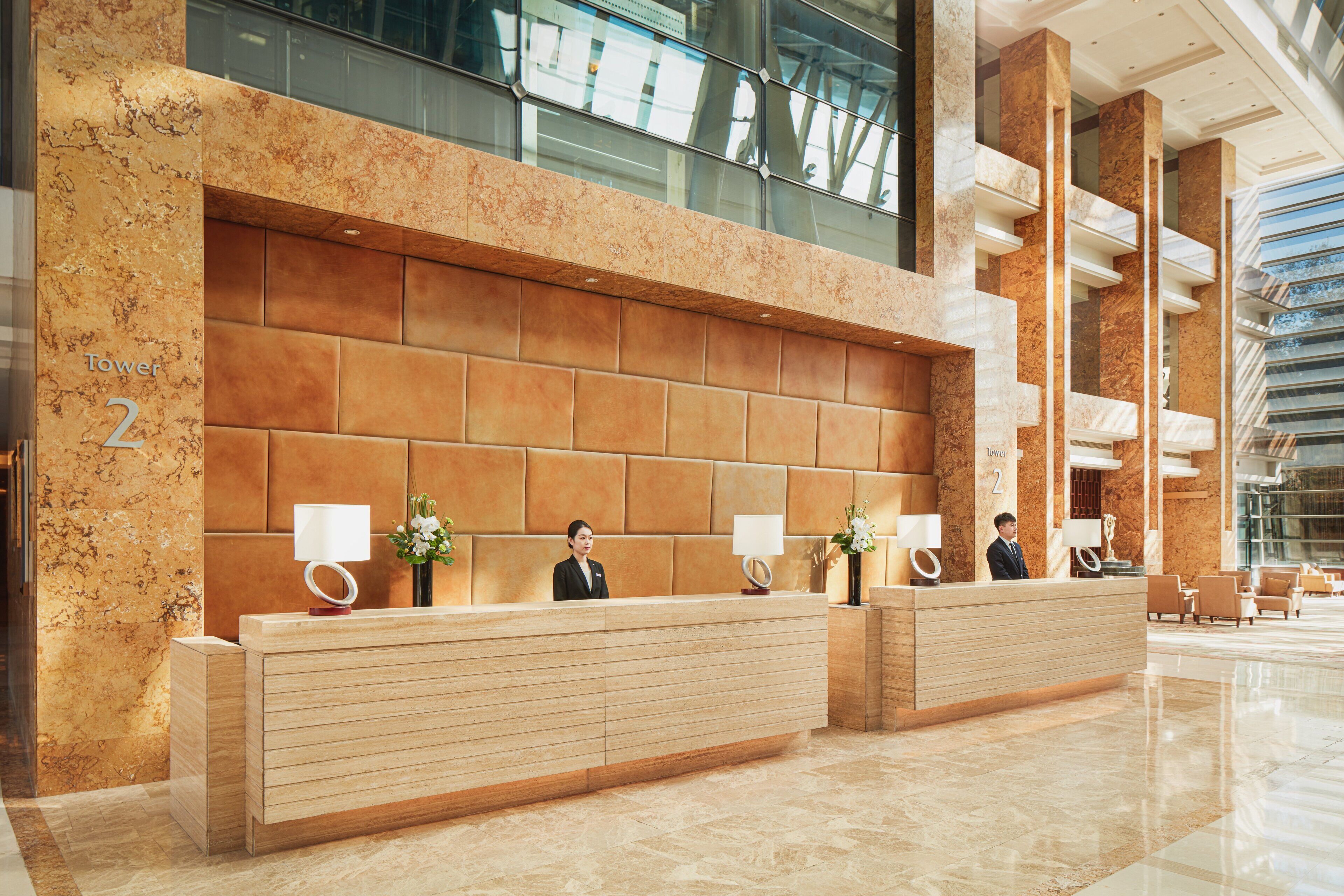 A szálloda recepciónja márványfalakkal, két recepciós pulttal és modern belsőépítészeti megoldásokkal rendelkezik.