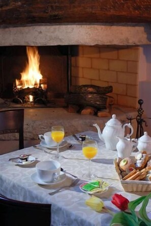 Déjeuner, dßner et brunch servis sur place; cuisine locale