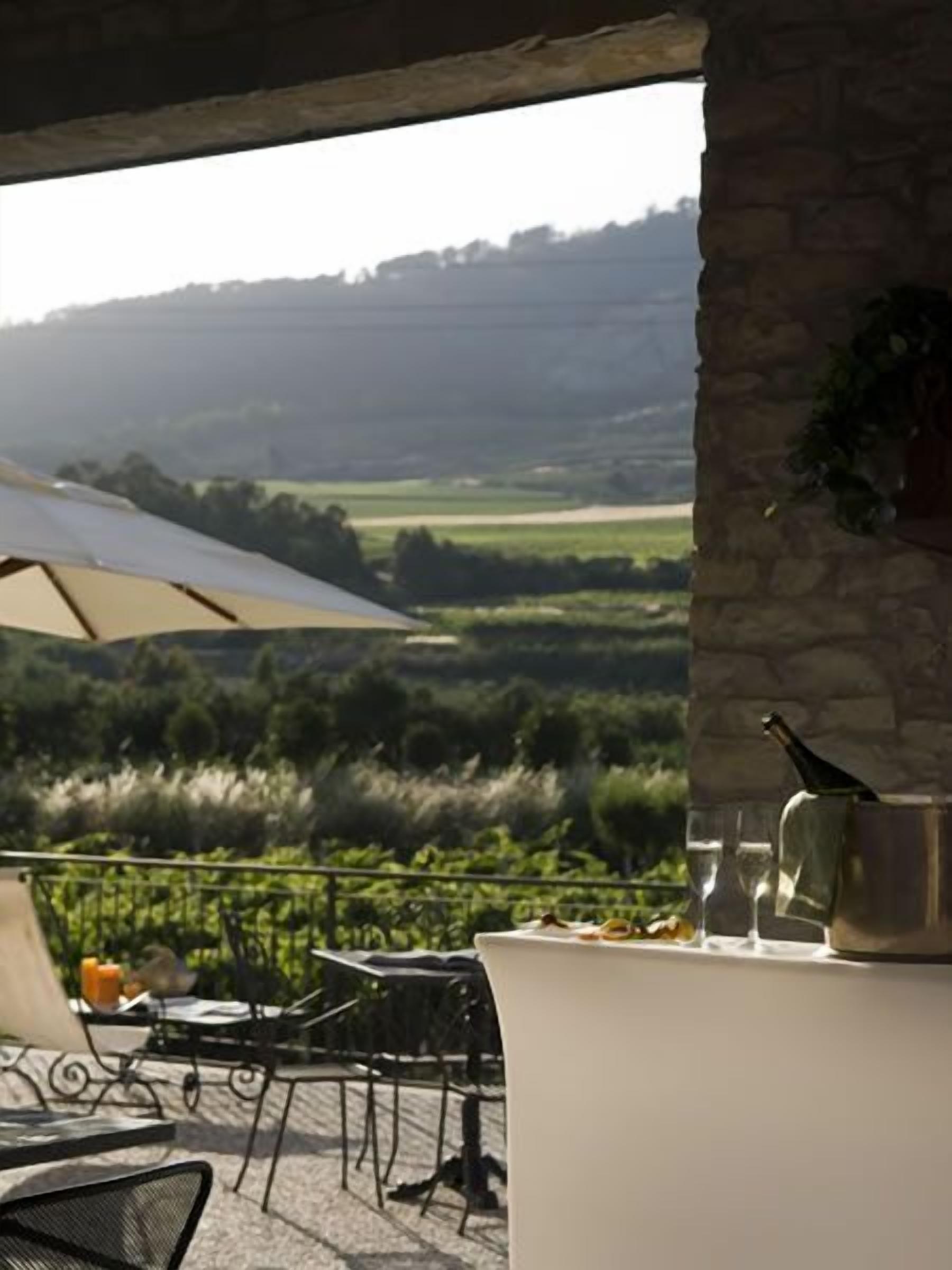 Breakfast, lunch, brunch served; local cuisine 