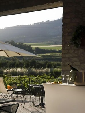 Déjeuner, dßner et brunch servis sur place; cuisine locale