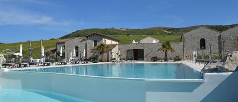 2 piscines extérieures, parasols de plage, chaises longues