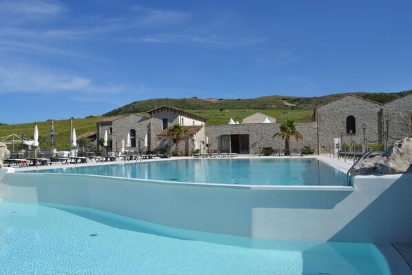 2 piscines extérieures, accÚs possible de 10 h à 19 h, parasols