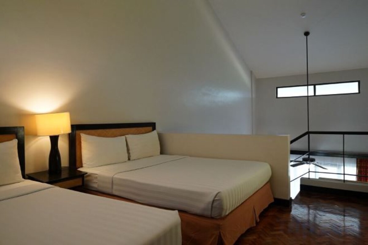 1 dormitorio, minibar, caja fuerte y escritorio