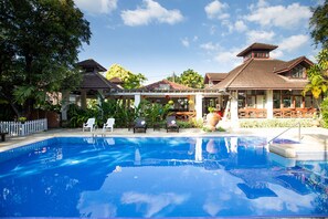 สระว่ายน้ำกลางแจ้ง, ร่มริมสระว่ายน้ำ, เก้าอี้อาบแดดริมสระ