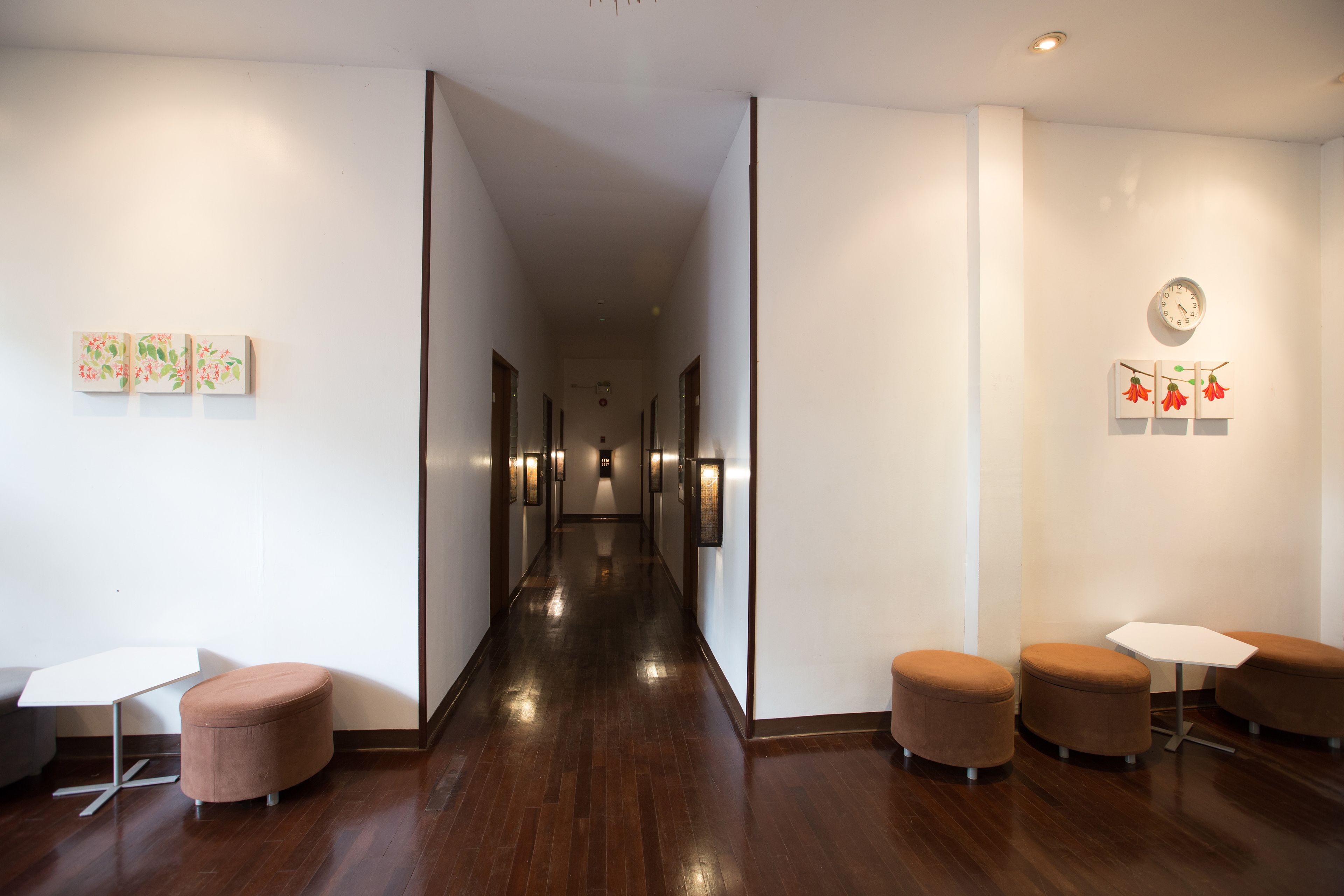 economy twin room, 2 single beds, shared bathroom | living area