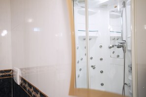Comfort Double or Twin Room, 1 Bedroom, Non Smoking | Bathroom | Free toiletries, hair dryer, slippers, bidet