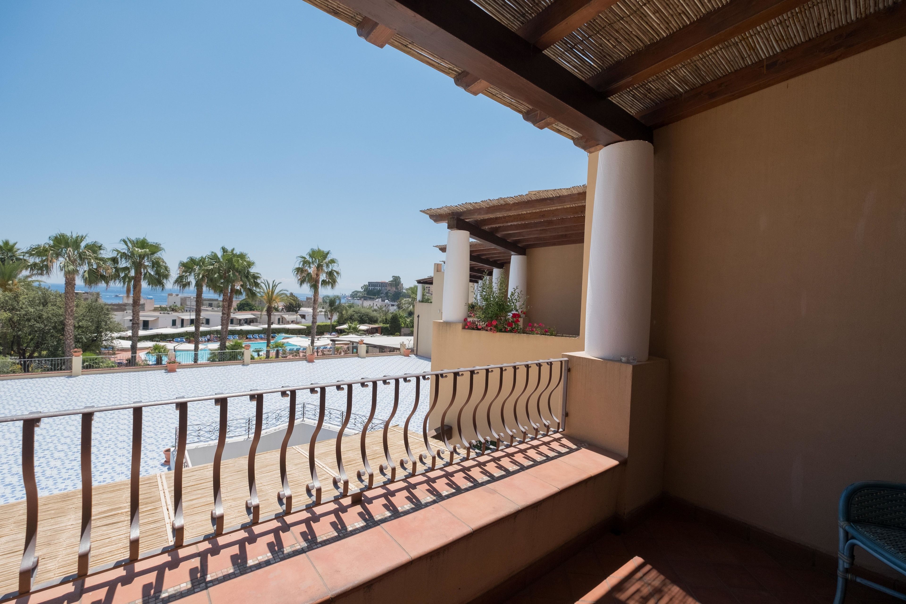 double room, 1 double or 2 single beds, sea view | balcony