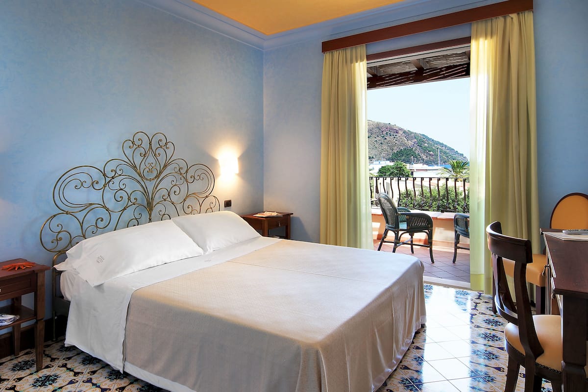 hypo-allergenic bedding, minibar, in-room safe, desk