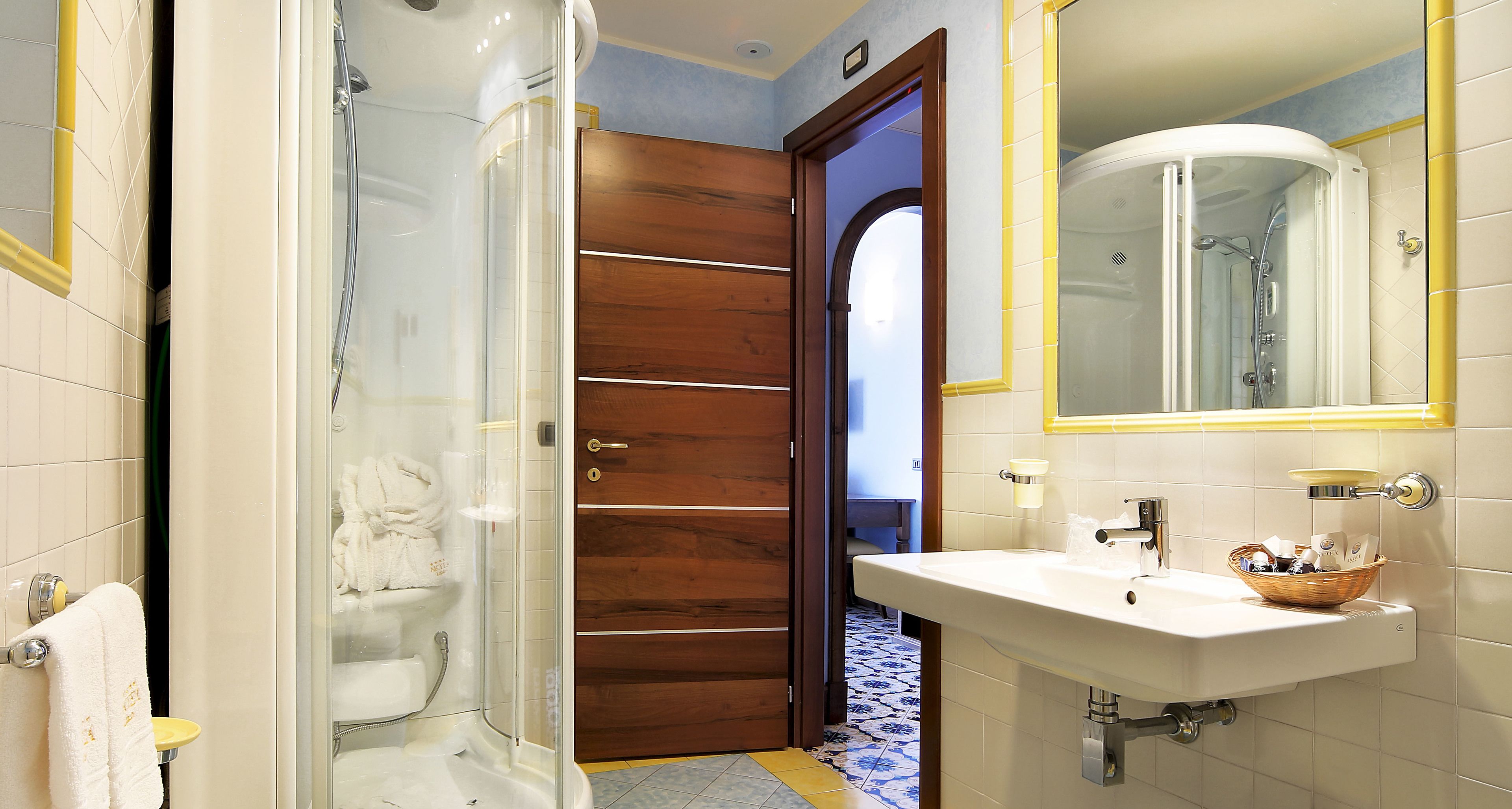 combined shower/bathtub, free toiletries, hair dryer, slippers