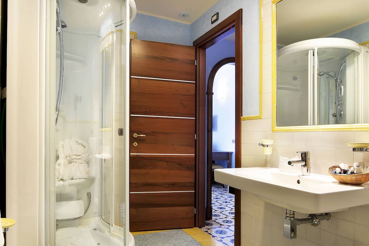 combined shower/bathtub, free toiletries, hair dryer, slippers