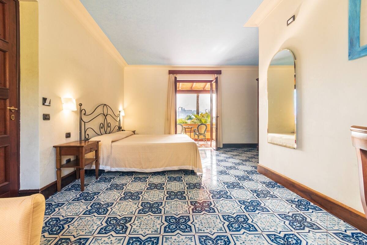 hypo-allergenic bedding, minibar, in-room safe, desk