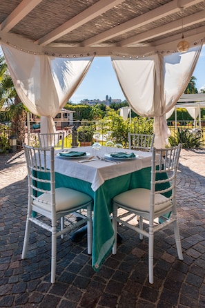 Breakfast, lunch and dinner served - Aktea (Lipari)