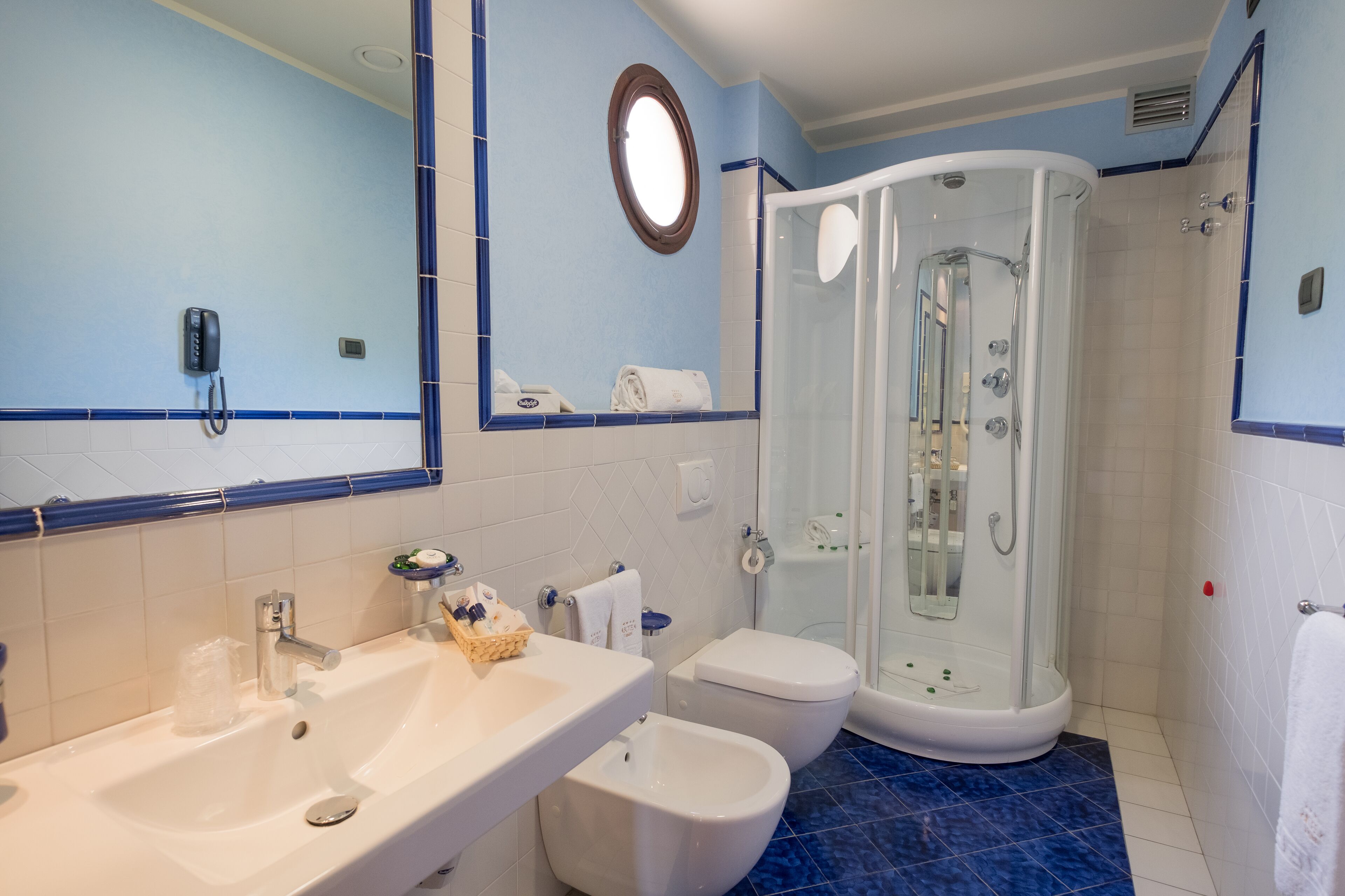 combined shower/bathtub, free toiletries, hair dryer, slippers