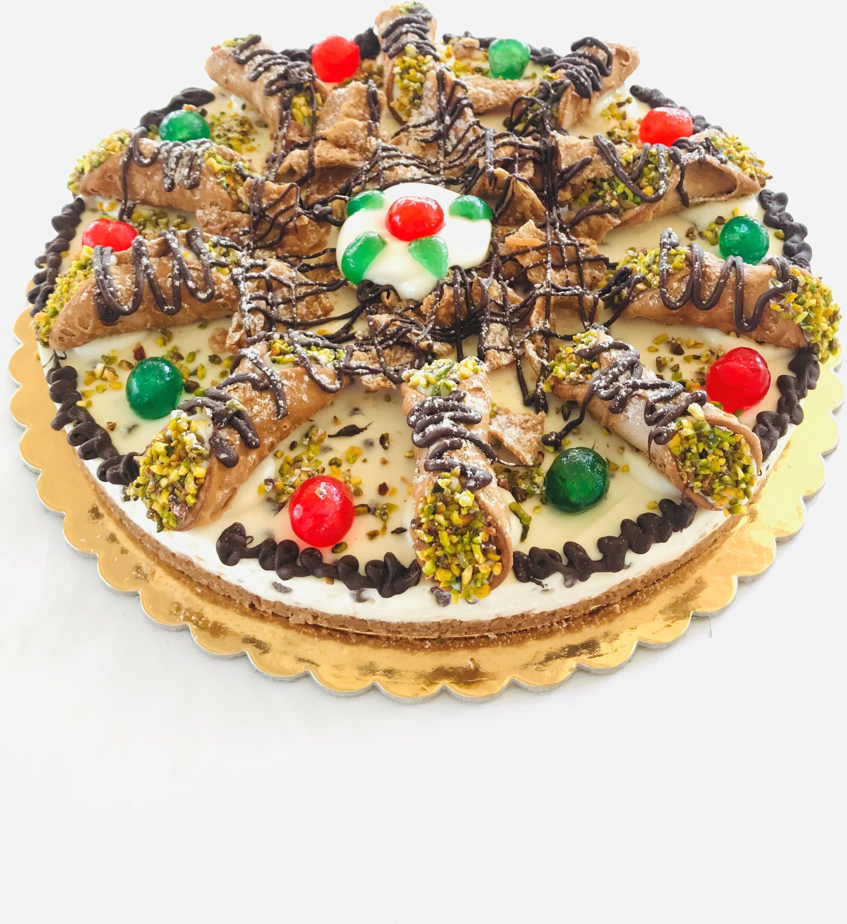Un postre redondo con diversas coberturas y decoraciones.