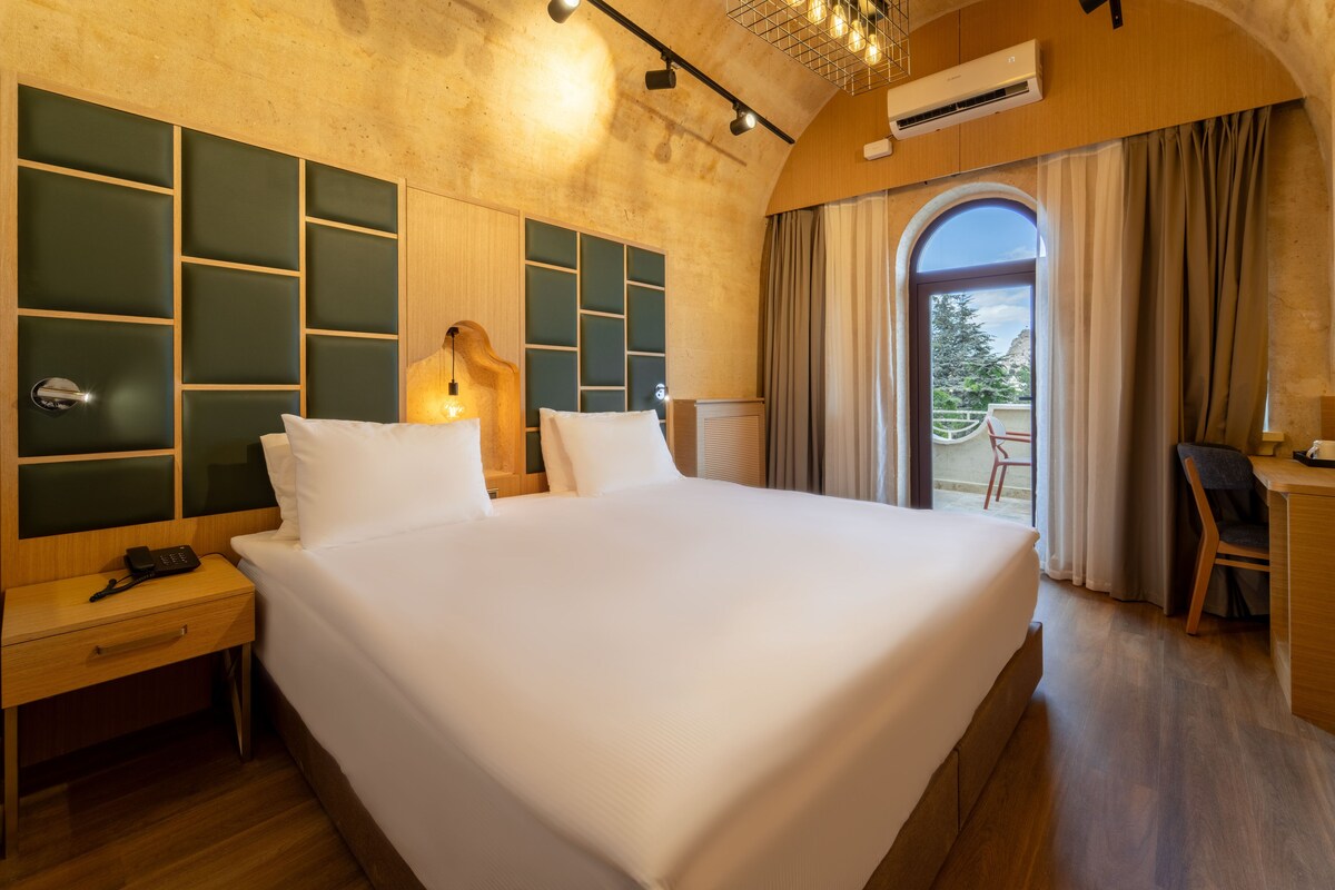 Arched Room With Panoramic View and Balcony | Minibar, blackout drapes, soundproofing, WiFi (free)