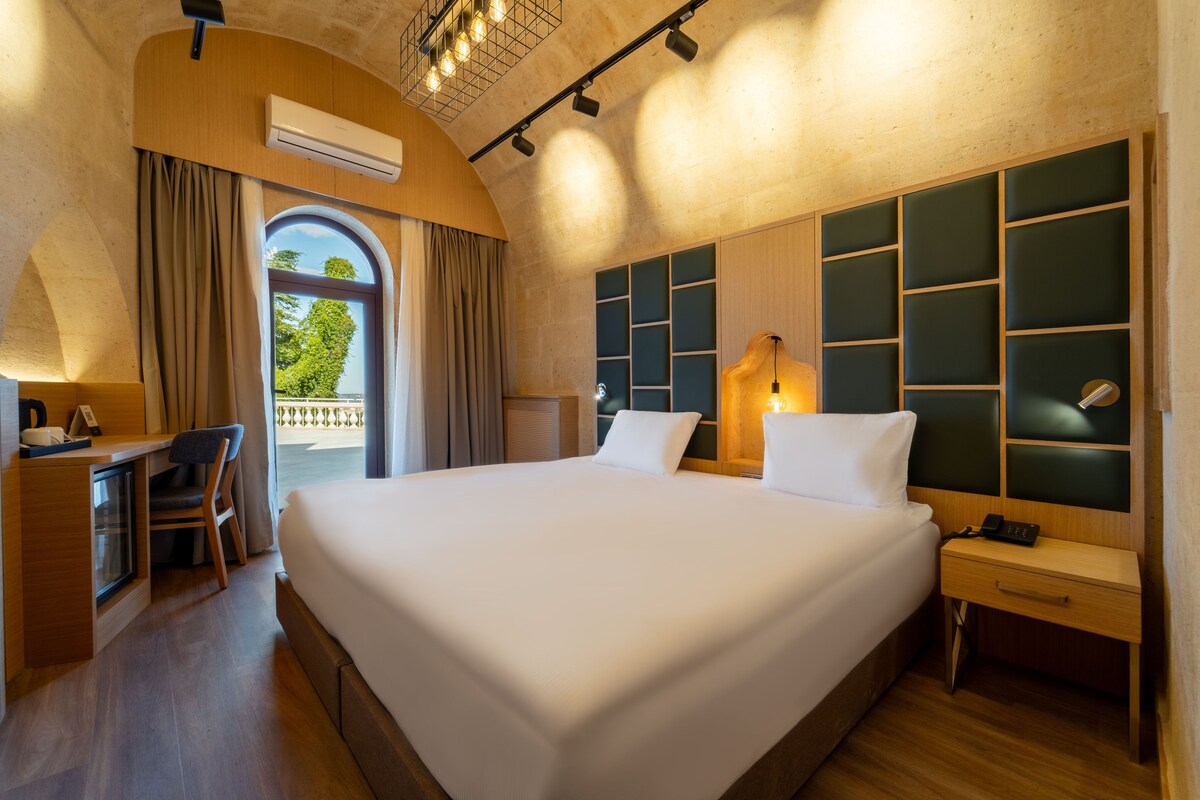 Arched Room With Panaromic View | Minibar, blackout drapes, soundproofing, WiFi (free)