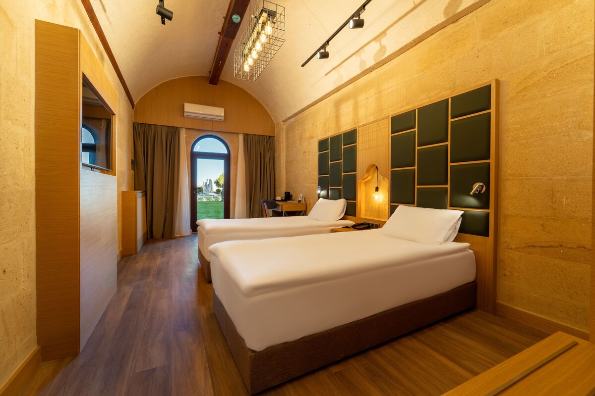 Garden Floor Cave Room | Minibar, blackout drapes, soundproofing, WiFi (free)