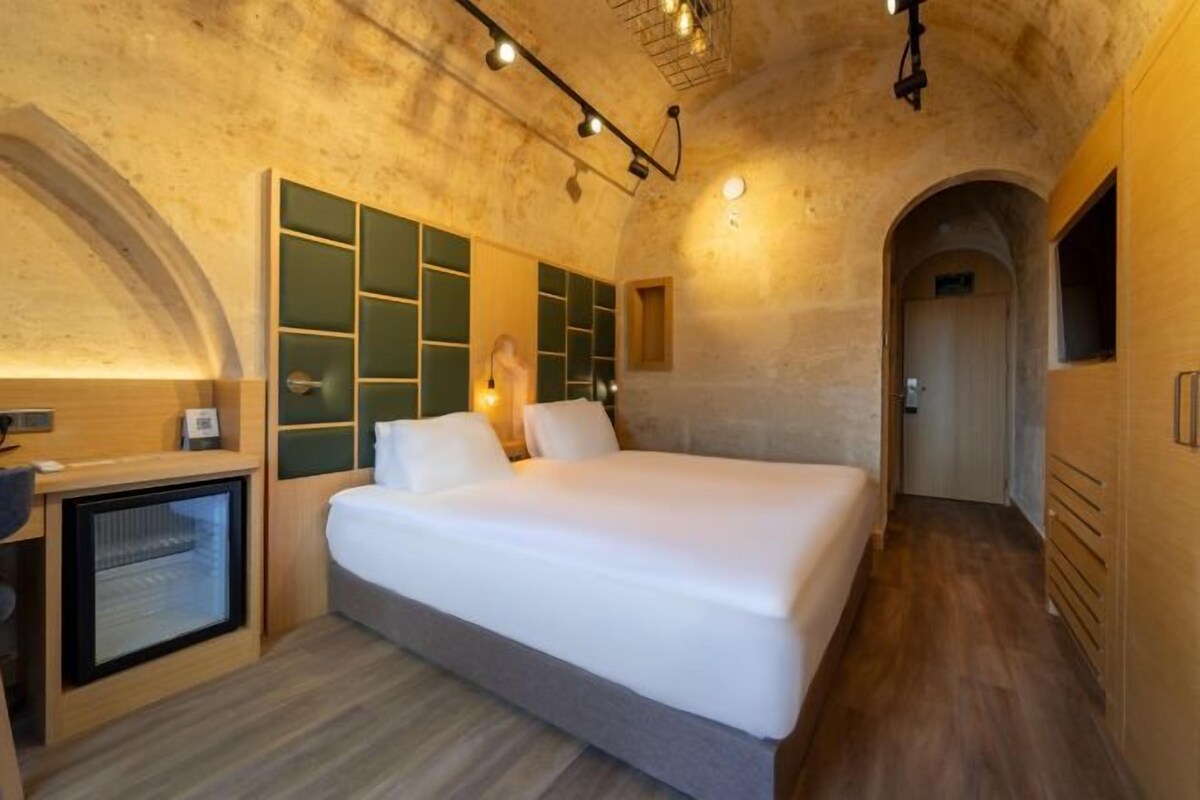 Minibar, blackout curtains, soundproofing, free WiFi