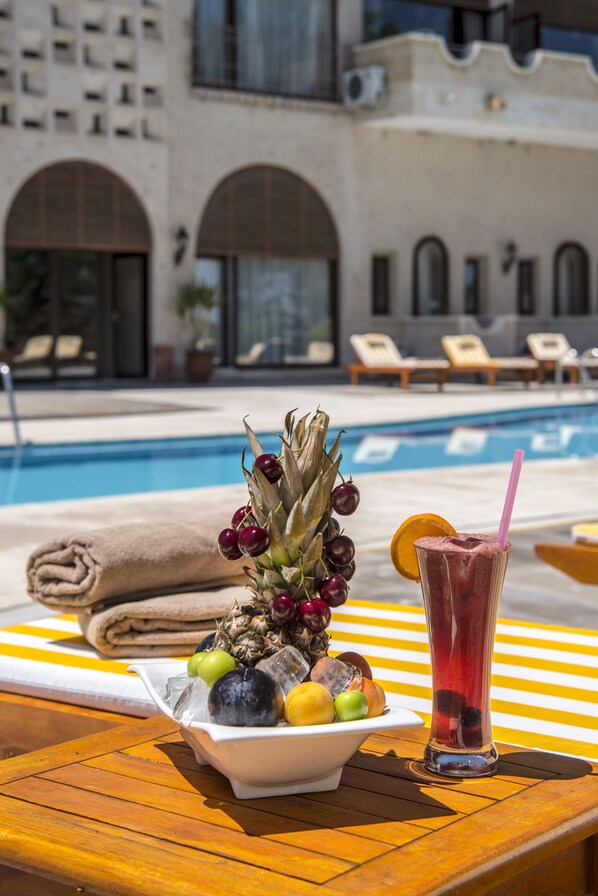 Petit déjeuner, déjeuner et dîner servis sur place, vue sur la piscine