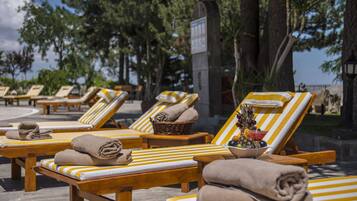 Piscine extérieure, parasols de plage, chaises longues