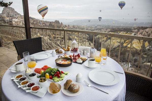 Arched Room With Panoramic View and Balcony | Garden view