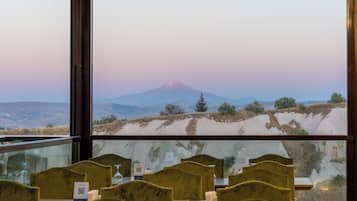 Un restaurante con vista a la montaña.