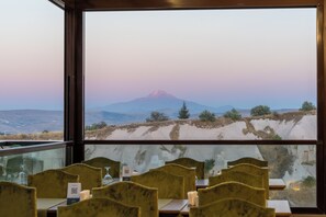 Een restaurant met uitzicht op een berg.