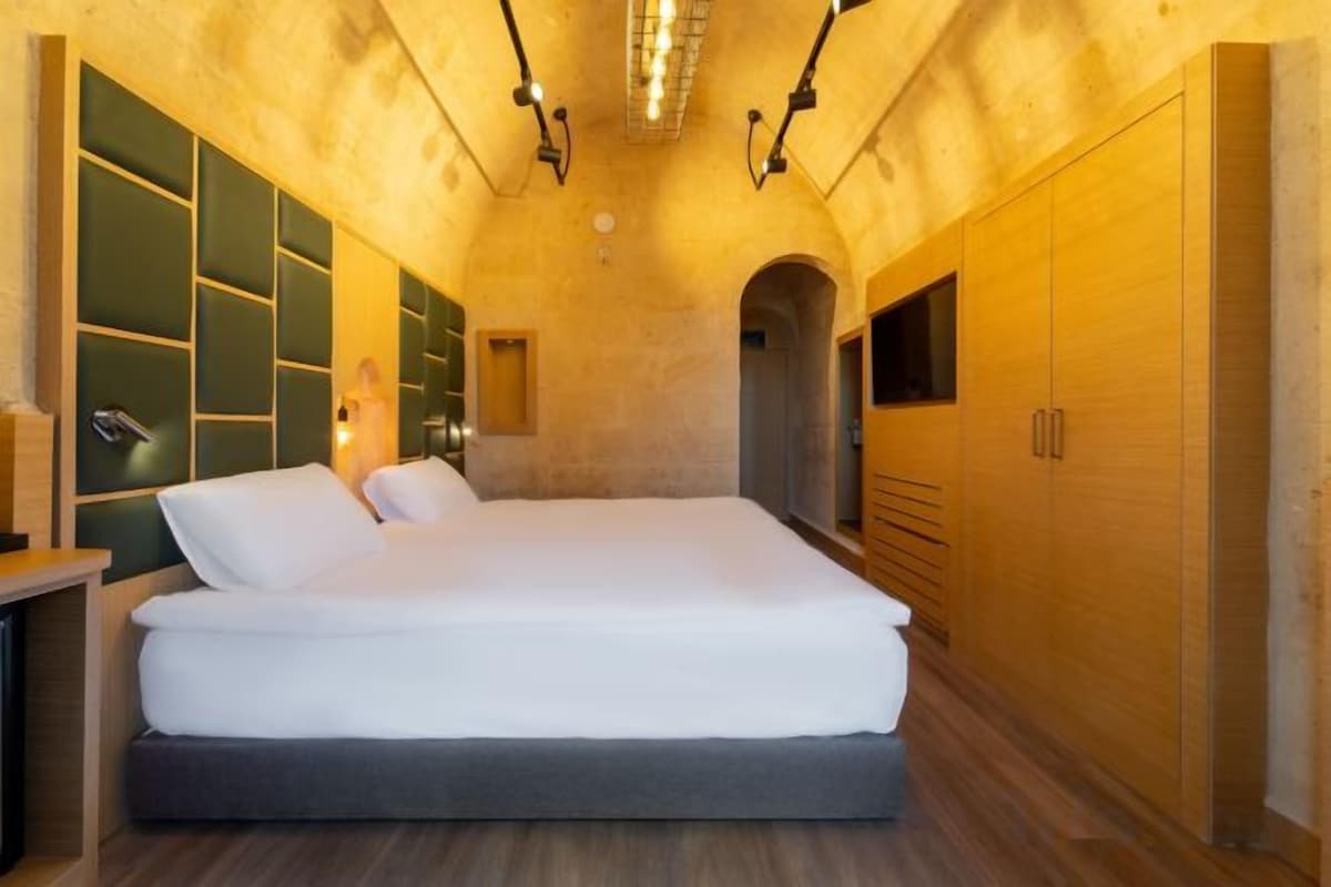 Minibar, blackout curtains, soundproofing, free WiFi
