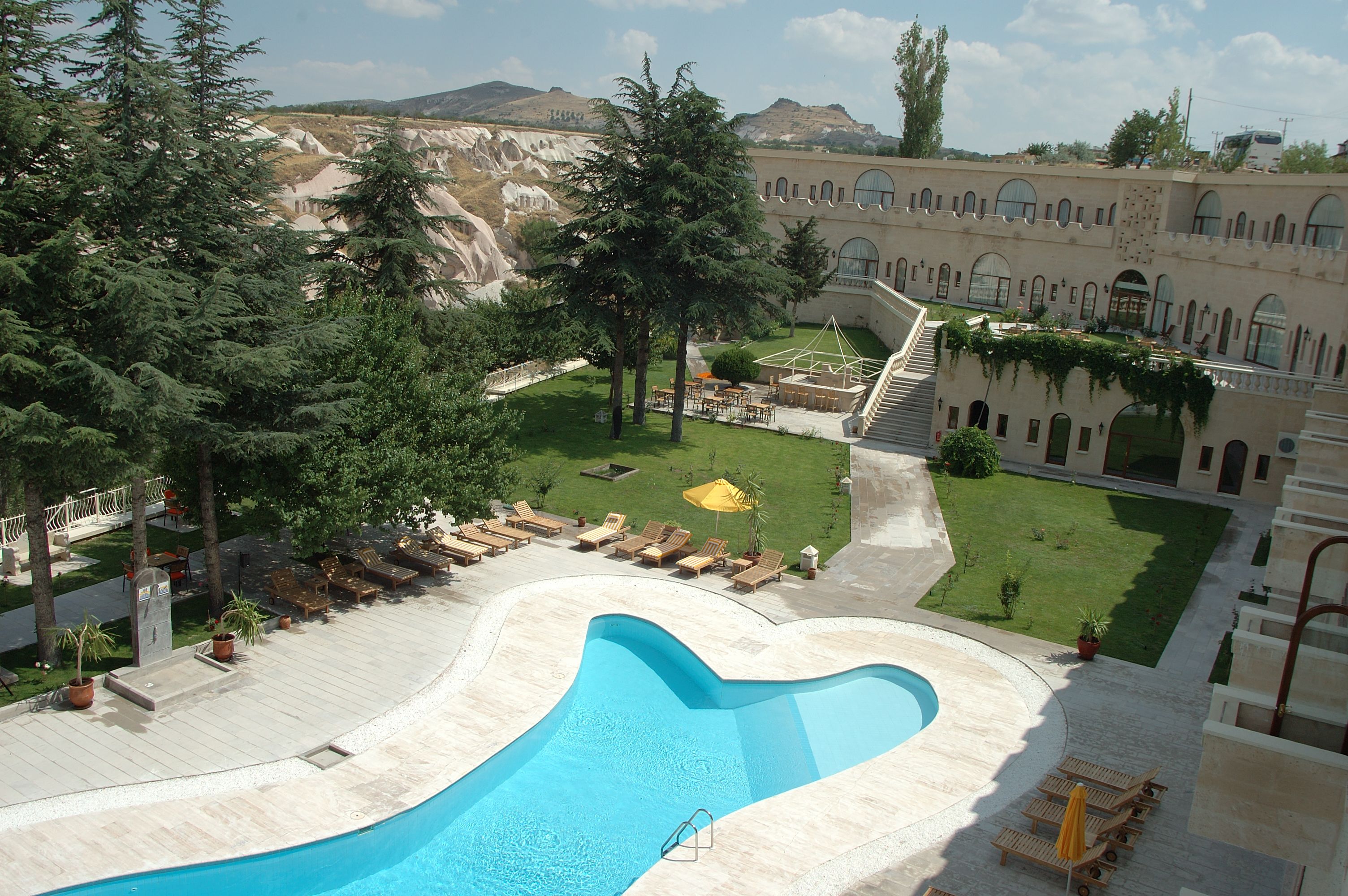 Piscine extérieure, parasols, chaises longues