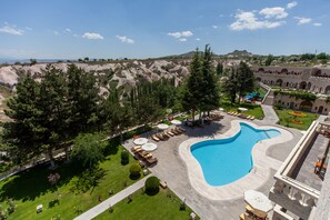 Outdoor pool, pool umbrellas, sun loungers - Uchisar Kaya Hotel - Special Class (Nevsehir)