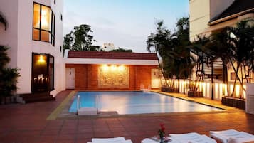 Piscina externa, espreguiçadeiras