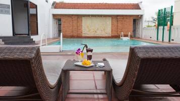 Piscina externa, espreguiçadeiras