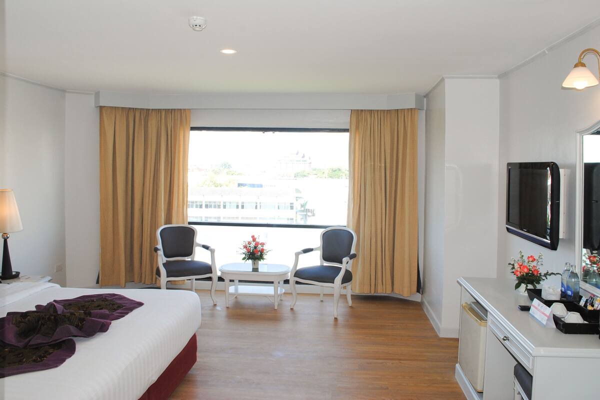 1 bedroom, in-room safe, desk, iron/ironing board (on request)