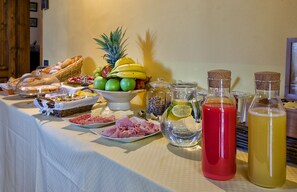 Petit déjeuner buffet (6 EUR par personne)
