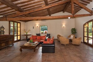 Coin salon dans le hall