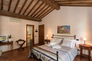 Premium bedding, individually decorated, individually furnished, desk - Pisa Holidays (San Giuliano Terme)