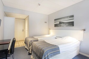 Habitación con 2 camas individuales | Ropa de cama hipoalergénica y decoración personalizada