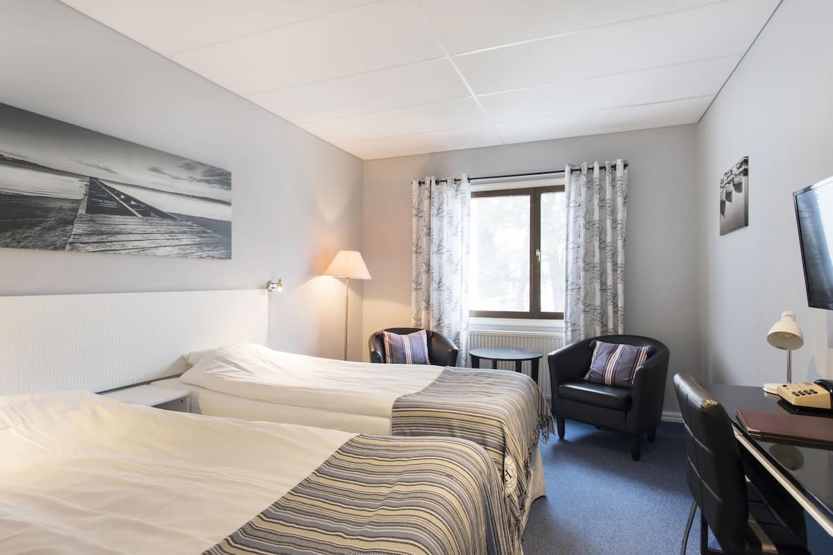 Twin Room | Hypo-allergenic bedding available, desk, laptop workspace