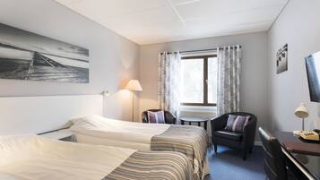 Tvåbäddsrum | Allergitestade sängkläder, individuell inredning och unika möbler