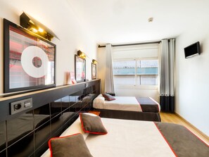 Habitación triple | Cortinas blackout, wifi gratis y ropa de cama