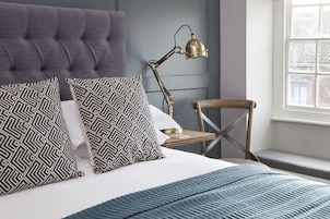 Ropa de cama hipoalergénica, escritorio y tabla de planchar con plancha