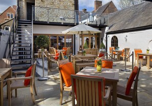 S'hi serveixen esmorzars, dinars, sopars i plats de cuina britànica