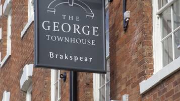 Señal para The George Townhouse en Brakspear.