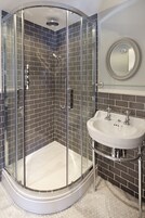 Quarto superior | Banheiro | Produtos de toalete grátis, secador de cabelo, toalhas de banho 