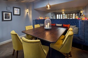 S'hi serveixen esmorzars, dinars, sopars i plats de cuina britànica