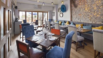 Se sirven desayunos, almuerzos y cenas; cocina británica