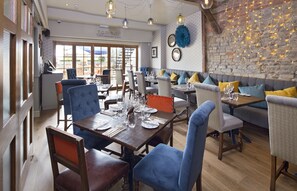 Breakfast, lunch, dinner served; British cuisine - The George Townhouse (Shipston on Stour)